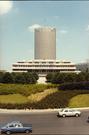 2 : Vue du palais des congrès et de la tour de l'hôtel Concorde-Lafayette depuis le côté opposé de la place. Cliché anonyme. Non datée.  41 x 27,3 cm. Tirage couleur