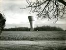 1 : Vue du réservoir dans son environnement rural. Cliché J.-P. Dumont. 2 janvier 1961. 18,1 x 23,8 cm. Tirage NB