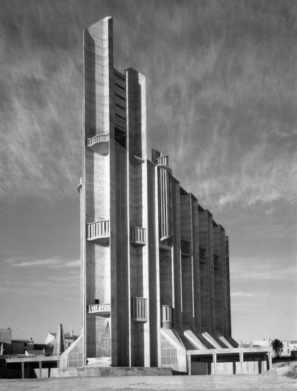 8 : Vue de la façade est sur le parvis. Cliché Jean-Pierre Dumont, Royan. Non datée. 23,5 18 cm. Tirage contrecollé et rehaussé à l'encre, à la gouache et au crayon de couleur